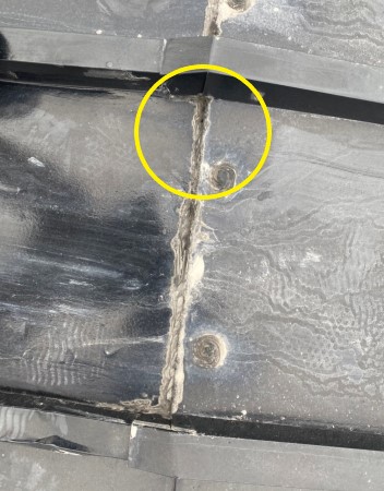 瓦棒　隙間が開いている　繋ぎ目　ジョイント　雨漏り